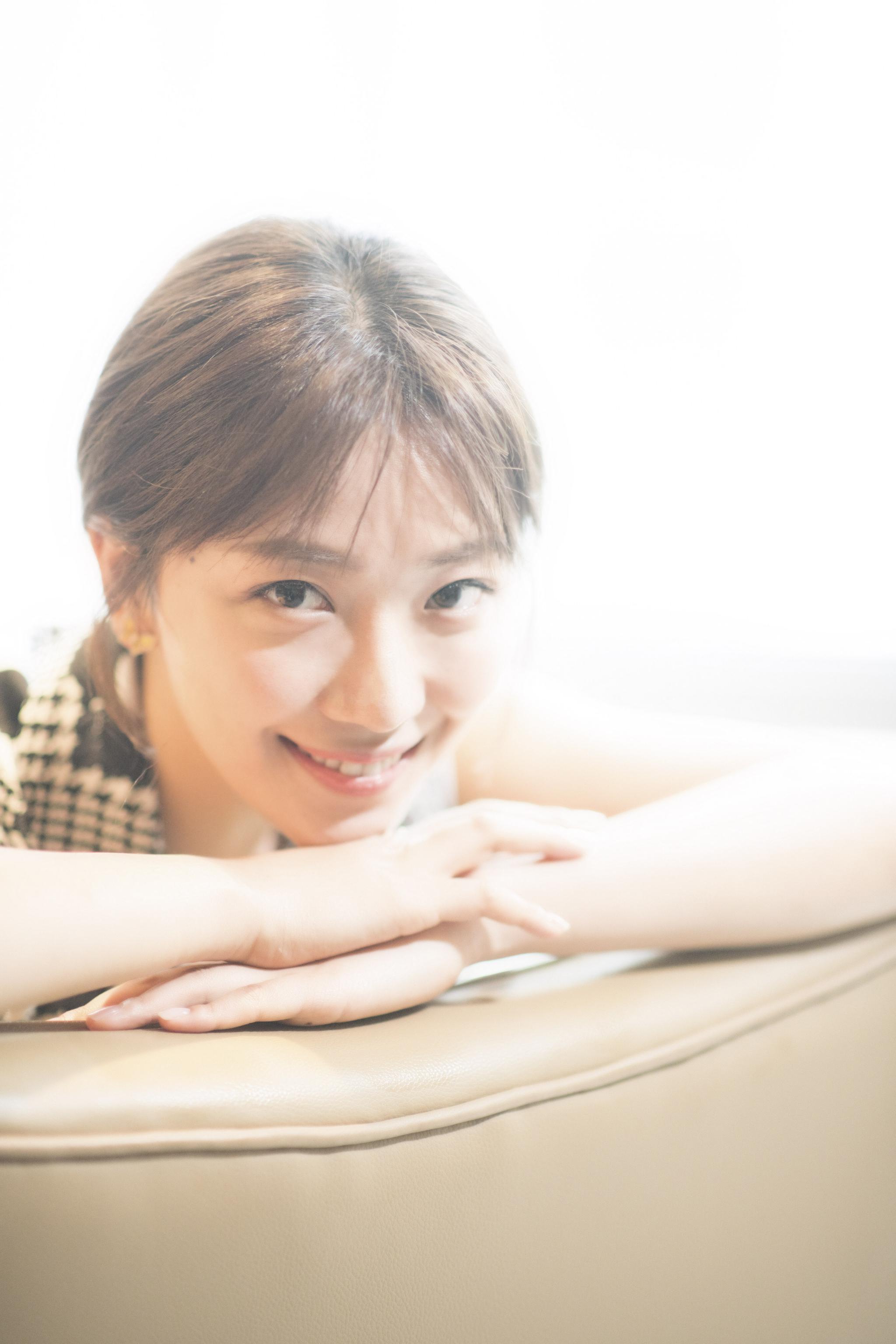 菅纫姿出席电视剧《合伙人》开播发布会,身穿黑白格