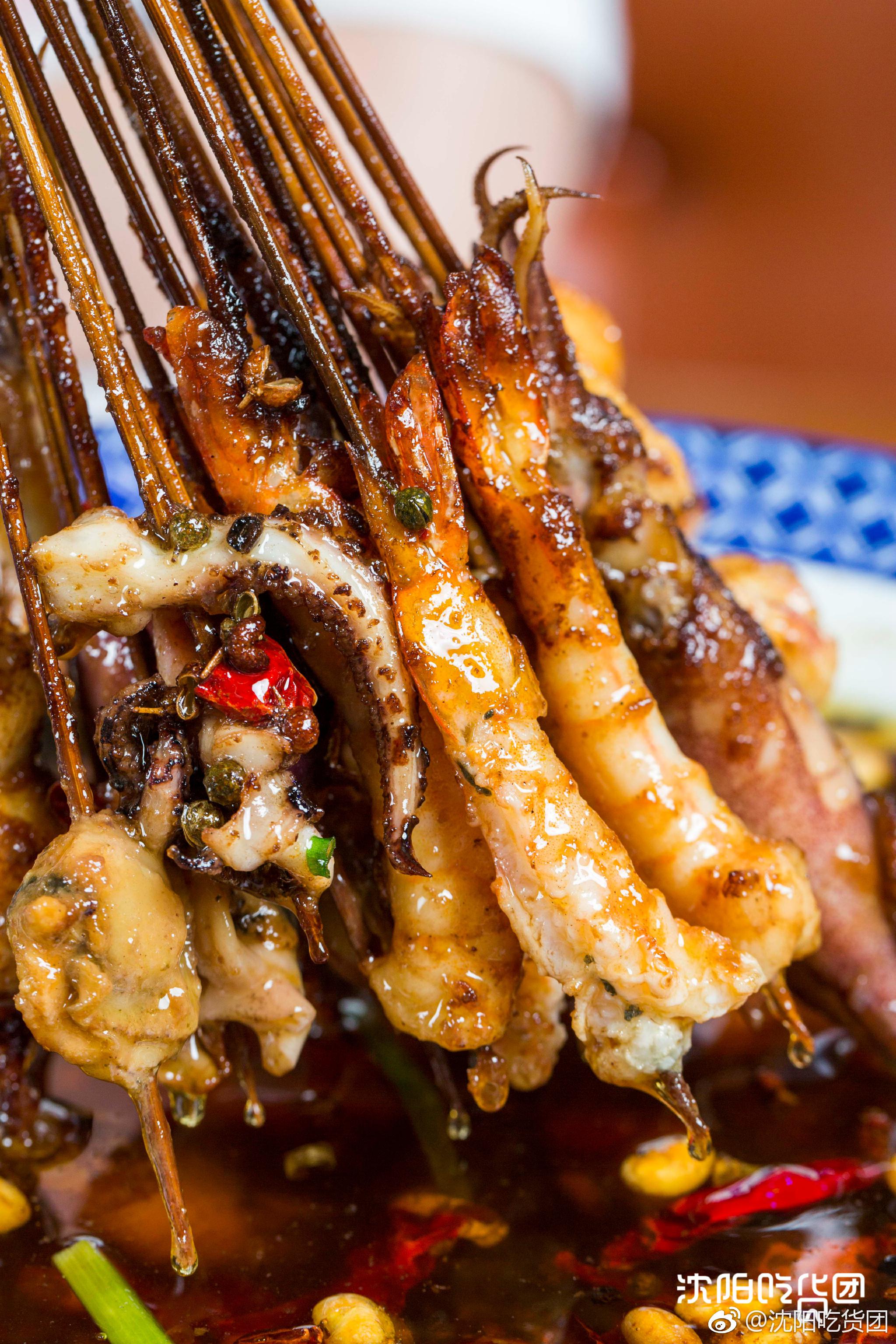 麻辣鲜香的海鲜串配上一杯啤酒简直太爽了果然这才是最强cp