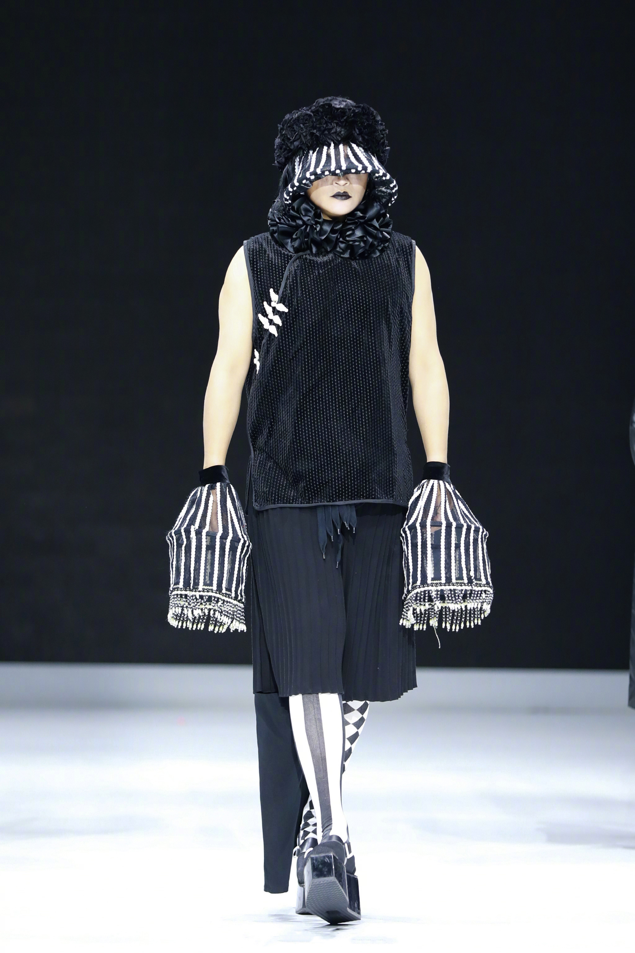 陈志朋为了火太拼了走秀造型这么夸张网友表示很心疼