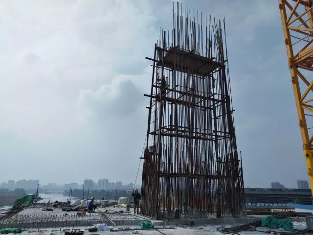 索塔高35m,施工采用62.78吨型钢劲性骨架,对模板及索鞍进行精确定位.