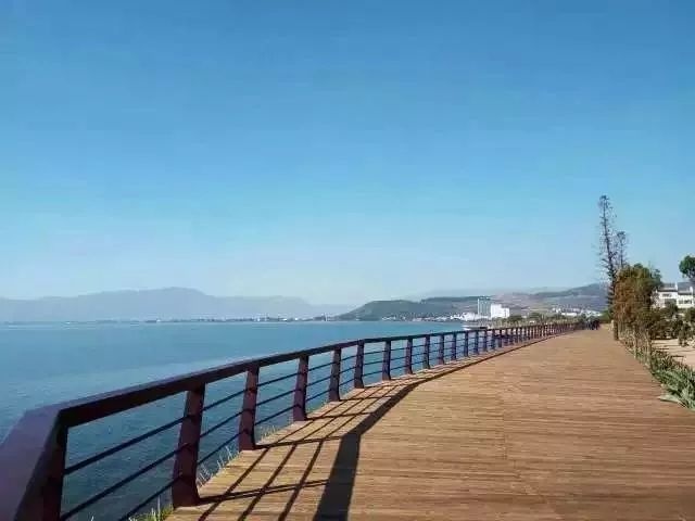 柴家山,钱瓜山,红塔山,五脑山四座观景台连成一线,简直像是在玉溪东面