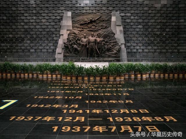国殇墓园旁就是滇西抗战纪念馆,纪念馆大堂三面墙上呈矩阵式排列的