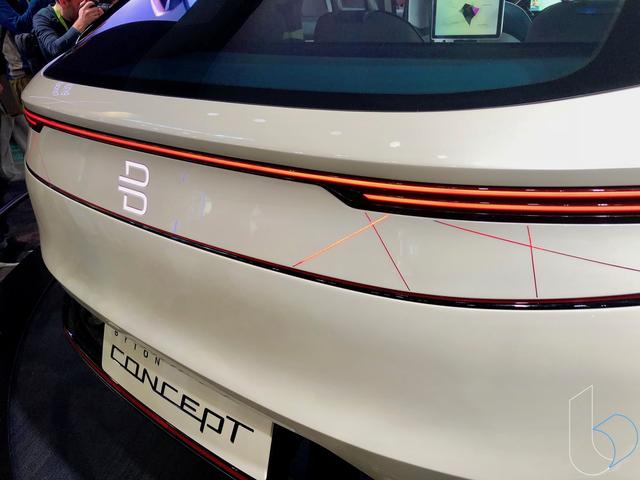 新车造型跟贾总的ff91有几分相似,前车头装饰条状金属板,"byton"字符