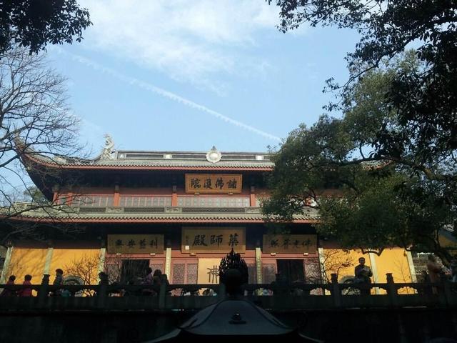 这座寺庙非常出名,又名云林寺,位于浙江省杭州市