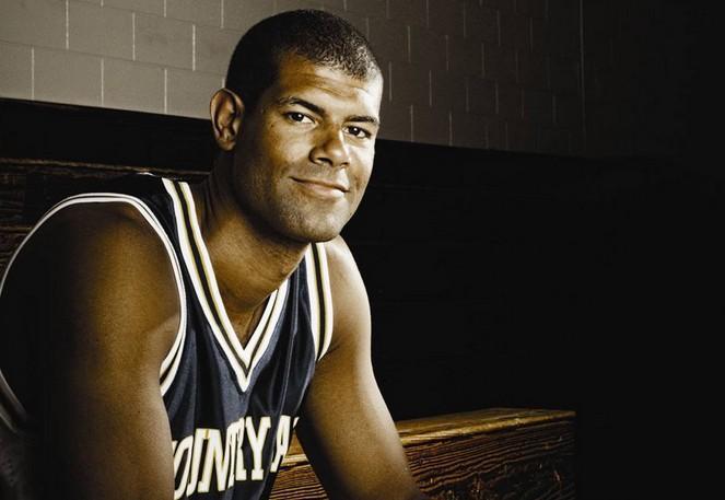 他离开火箭直接拿下了无数的荣誉, 还帮助球队拿到总冠军