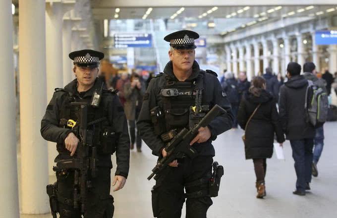 俄罗斯警察丢枪会受到什么处罚?与欧美不同,战斗民族很严苛!