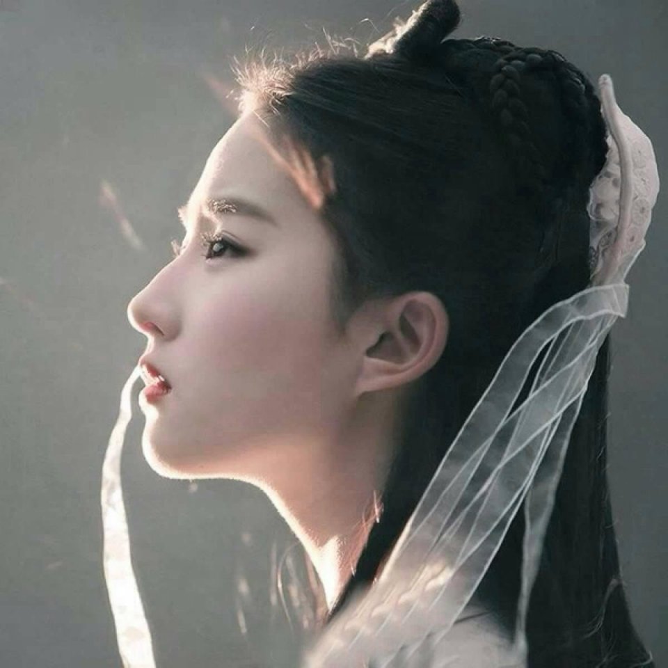 里的小龙女以后,那真的就是成了神仙姐姐,虽然以前有李若彤演过,但是