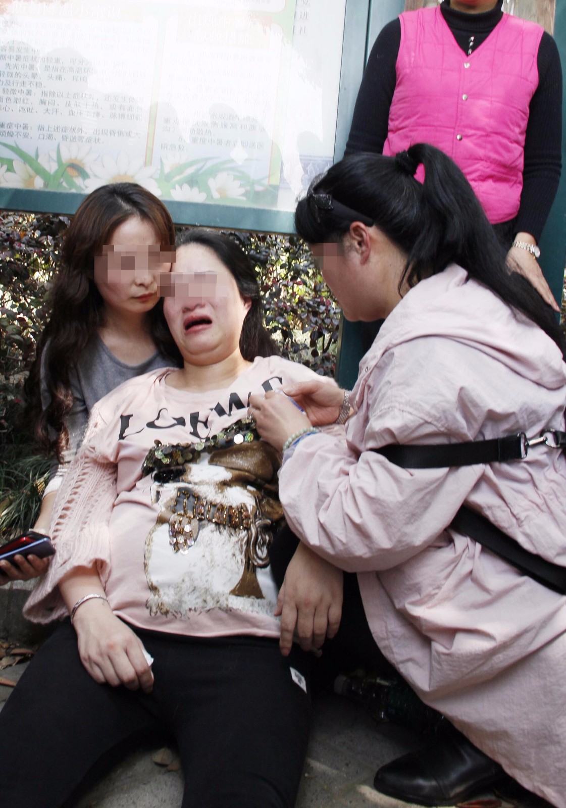 路虎轿车起火一男一女死亡 疑似因感情纠葛引发