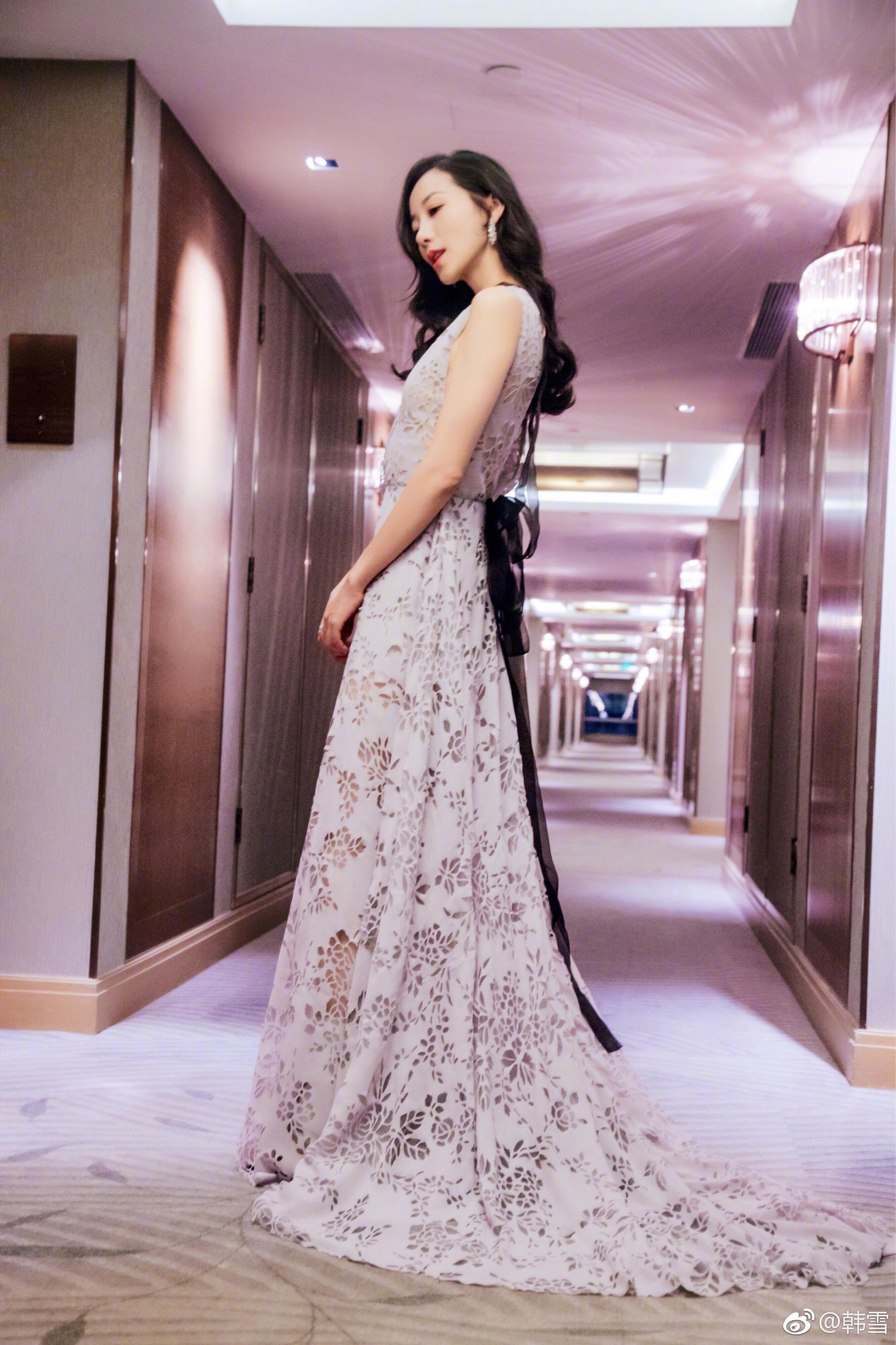 韩雪晒出一组自己的美照,照片中,她身穿白色深v透视拖尾长裙