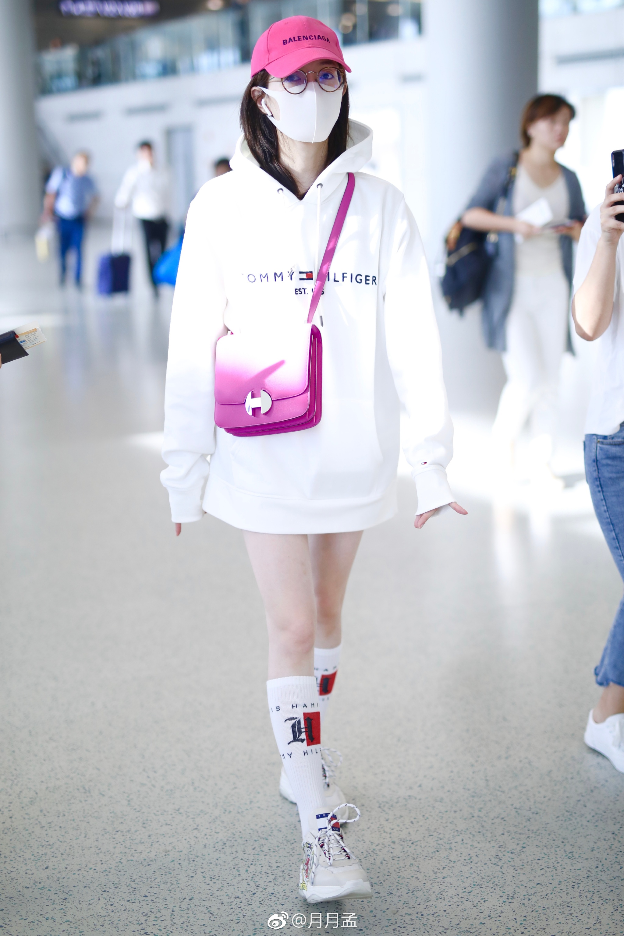 江疏影昨日在上海机场,身着中性款大号卫衣,搭配棒球袜,运动鞋