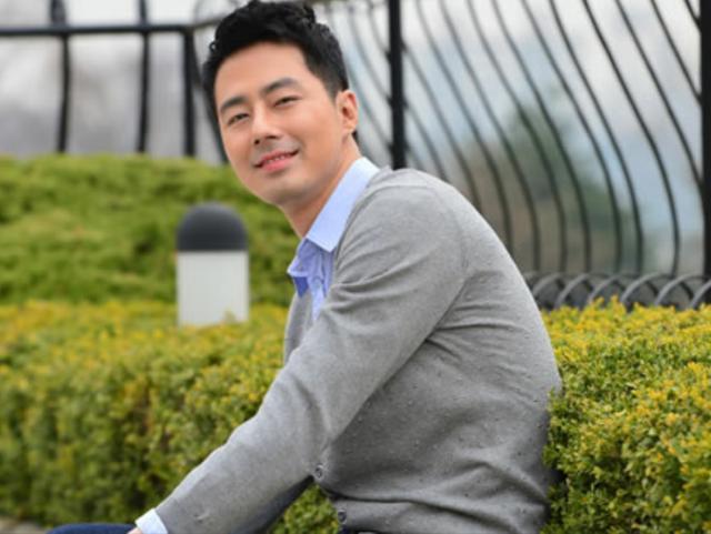 赵寅成素颜跟夕阳红旅行团游吉林,和孔刘齐名的他靠大长腿抢镜