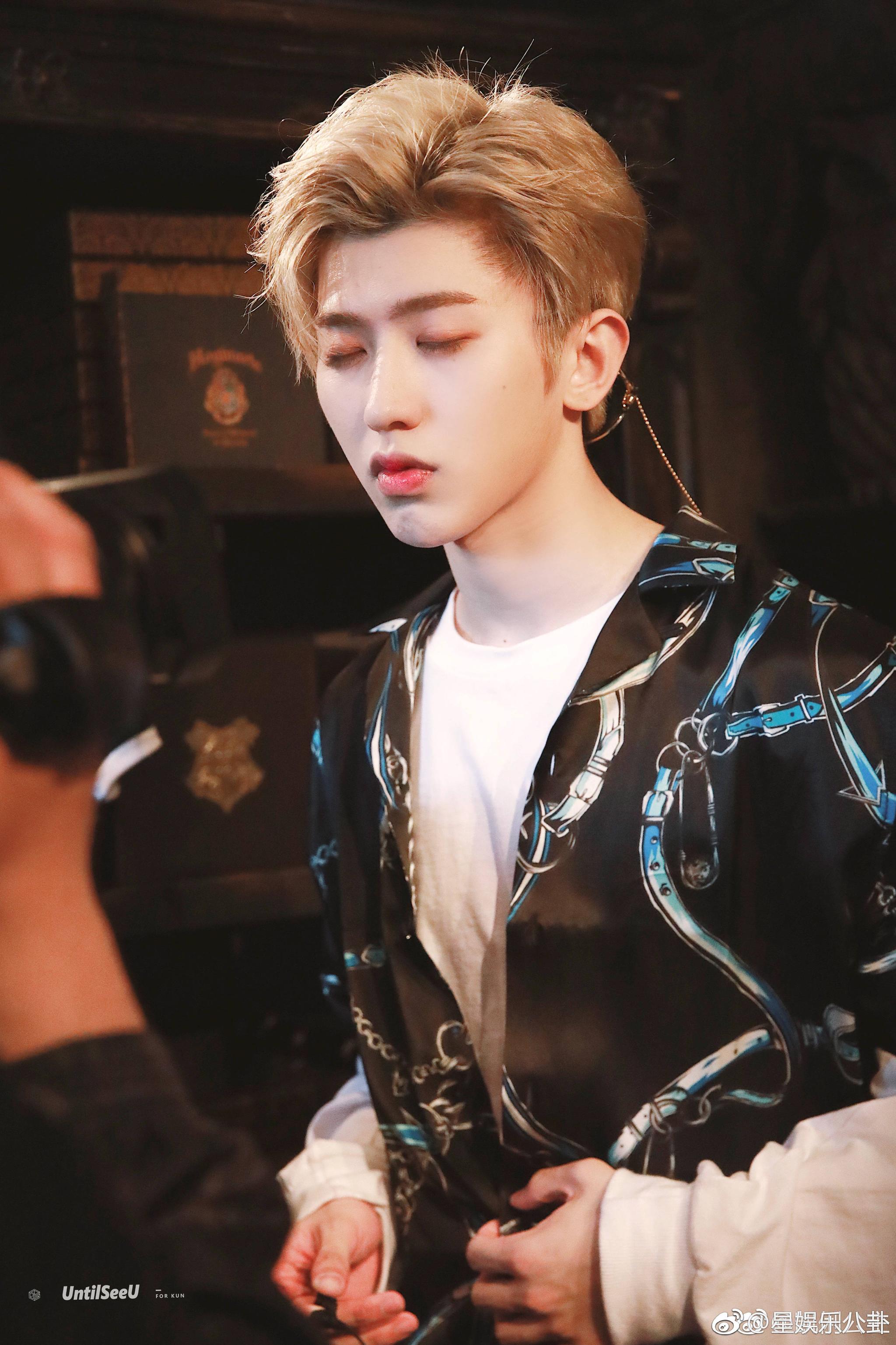 蔡徐坤胸肌 看到了吗衣服勾勒出胸肌,我们小坤坤身材很有料