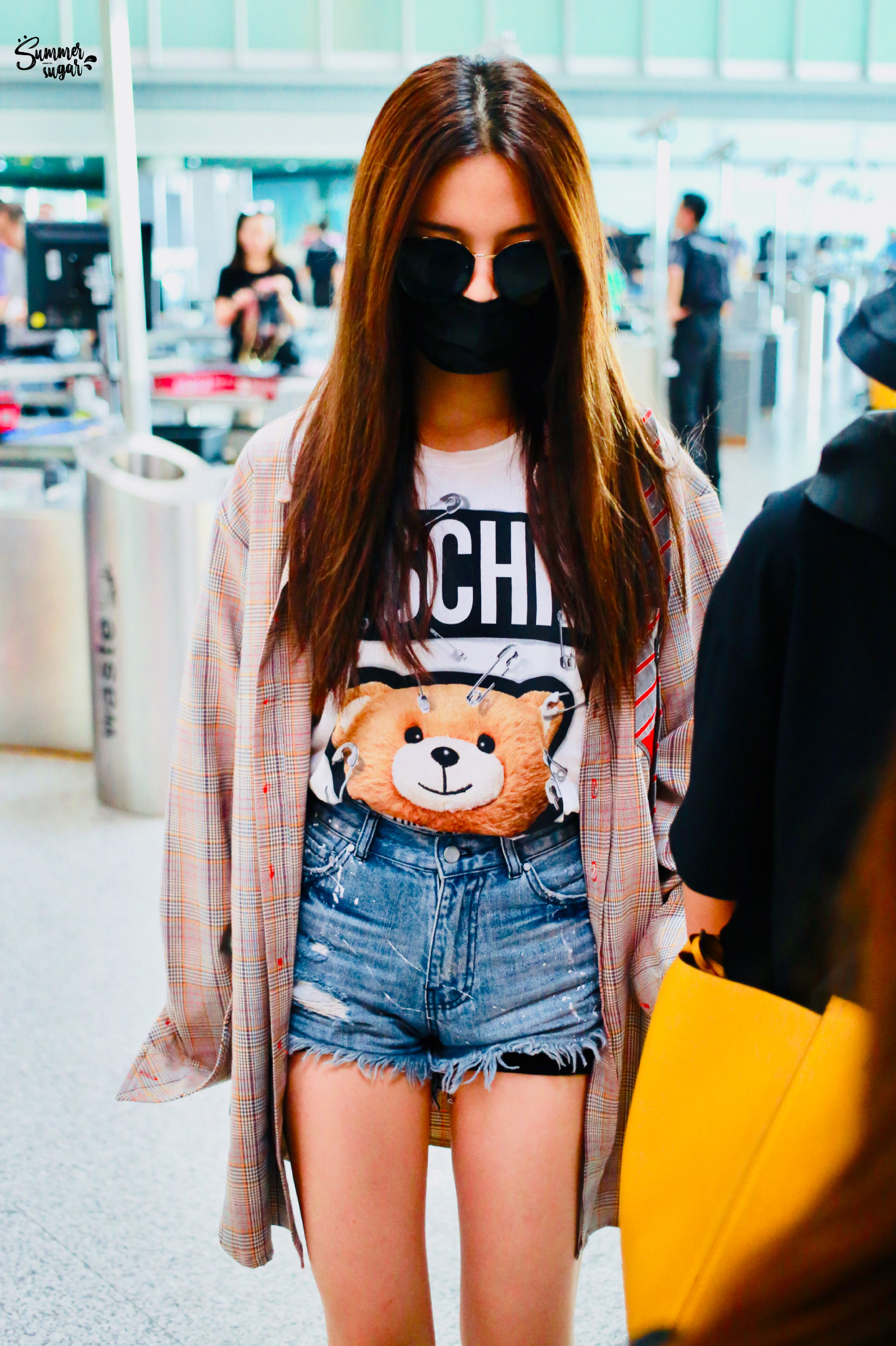 杨超越今日现身北京机场,曲别针小熊t恤,毛边牛仔短裤