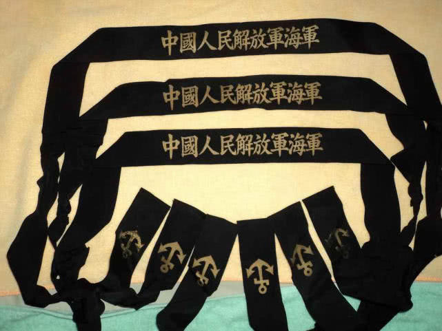 这种飘带不经意间成了测定风向和风速的工具,水兵们戴着这种飘带可以