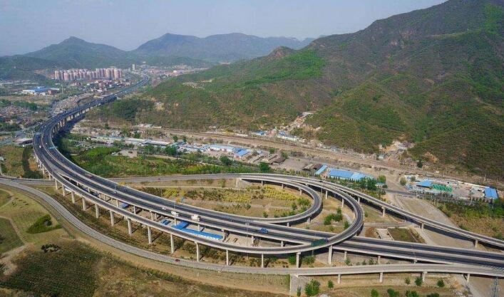 高速公路设计成笔直的多方便,为何要有这么多麻烦的弯道?-新浪汽车