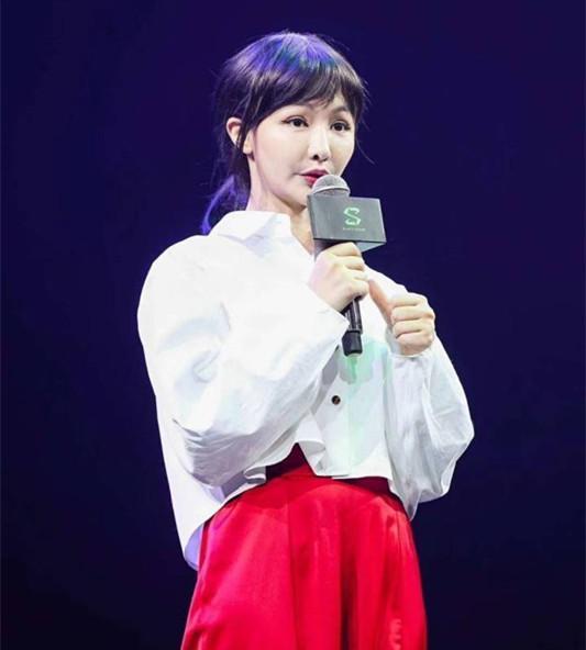 电竞女王miss疑似整容 网友:就不知道还是哪是原装的