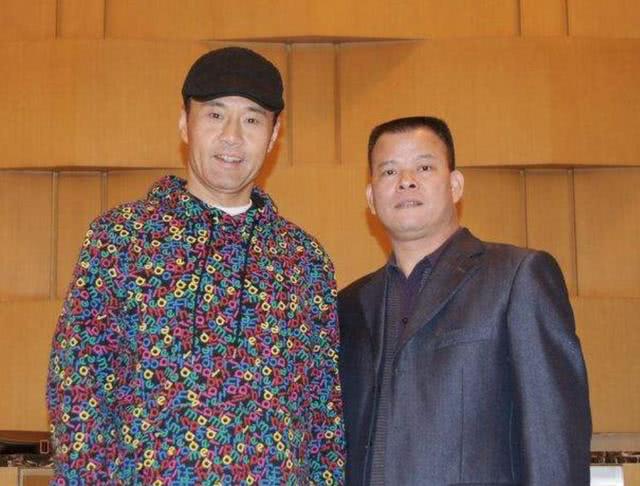 实力派演员于荣光近照,演技不输李连杰,如今60岁婚姻幸福成老板