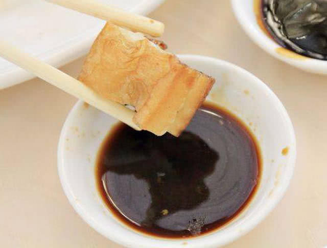"油条蘸酱油"这个异类吃法,难道只有杭州人会这么吃吗?