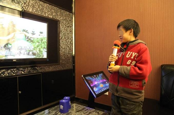 7岁儿童被妈妈带去ktv飙歌,声音太大导致孩子耳朵永远聋了