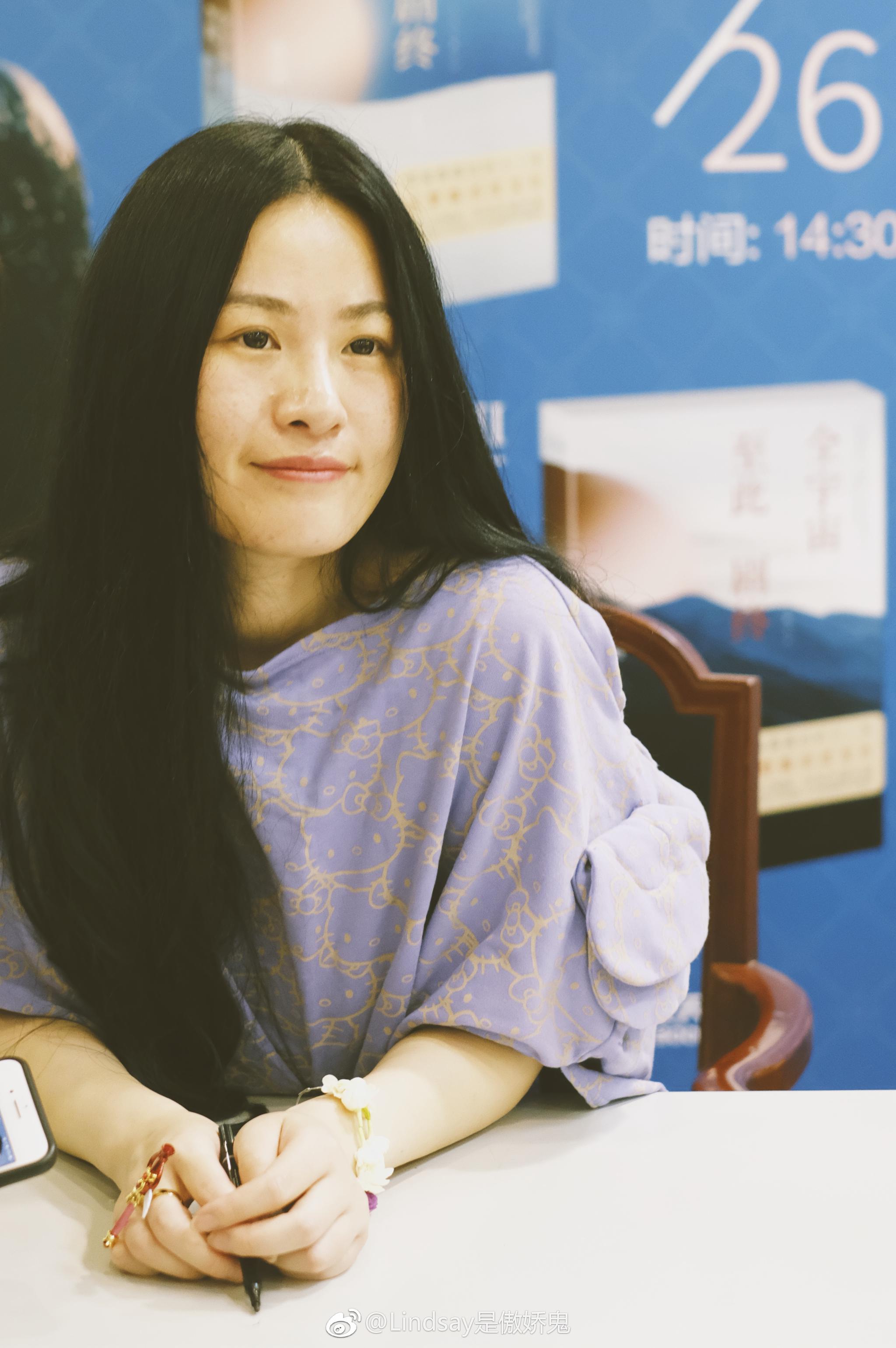 上海签售我的少女时代标签之一就是@落落430 了从12岁开始喜欢的作家