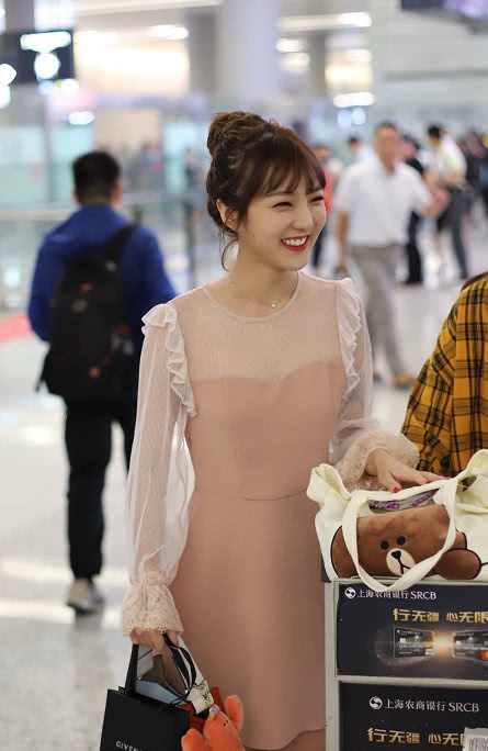 强东玥现身机场,"露胃装"秀腰引热议,网友:为何要模仿安琪拉