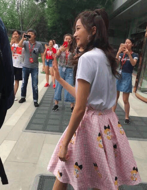 关晓彤身穿粉色短裙现身活动, 路人镜头下的她竟然是这样的?