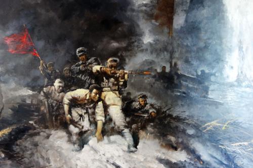 此人腿被炸断,为了给的战友增援,枪林弹雨中咬牙爬了300米!