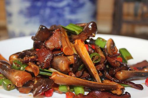 鸡枞搭配香干一起炒,好吃到爆,每次吃完全家都说好!