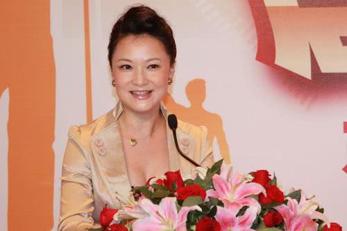 袁鸣的儿子眉眼和她十分相似,而且特别喜欢女性.