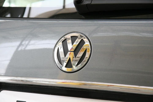 大众带字母的车标有多可怕网友我开保时捷都得让路