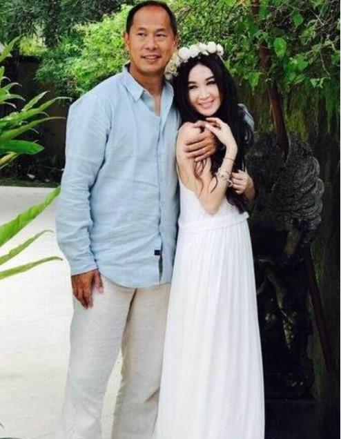 52岁温碧霞近照,被百亿富豪老公独宠18年,如今美成少女