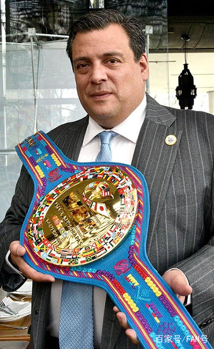 wbc官方为戈洛夫金特制蓝色金腰带