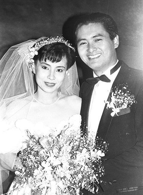 周润发和妻子亮相机场,发嫂身材纤细似少女,网友:发哥真有眼光