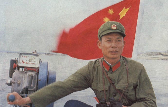 70年代的人民解放军卫兵站岗纹丝不动女兵围坐谈天说地