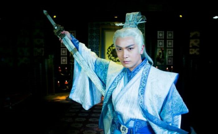 张智尧拍这部剧时已经38岁了,在剧中扮演的脚色是紫胤真人,天墉城执剑