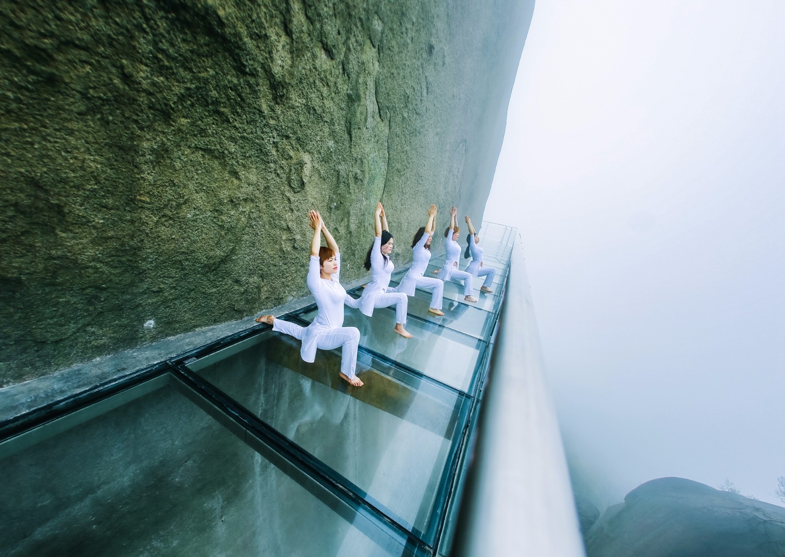 巨石山云上瑜伽,玻璃观景台的天空之境