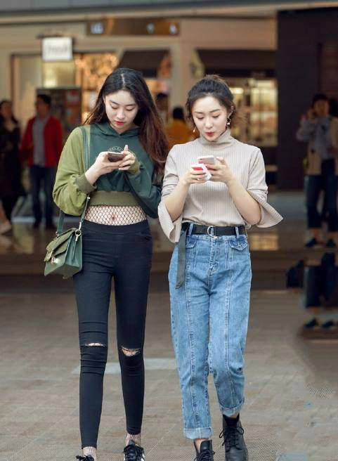 街拍,杭州美女如云,紧身牛仔裤搭配低胸短袖,好身材一览无余