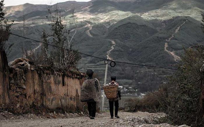 实拍深山里的偏远农村: 老人骨瘦如柴, 孩子记不清父母的样子