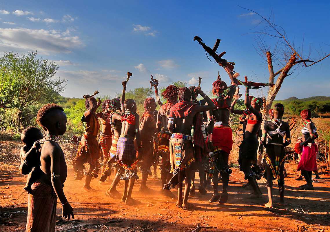 南非青年的成人礼:古老割礼仪式南非科萨族青年在接受了称为"ulwaluko