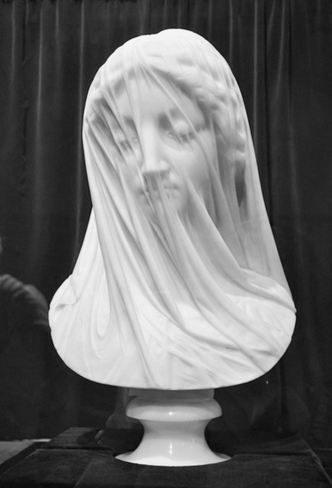 蒙着面纱的处女大理石雕像