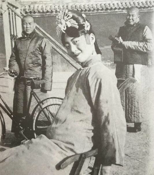 晚清后宫老照片，真正的太监果然没胡子，皇后身边的太监很帅