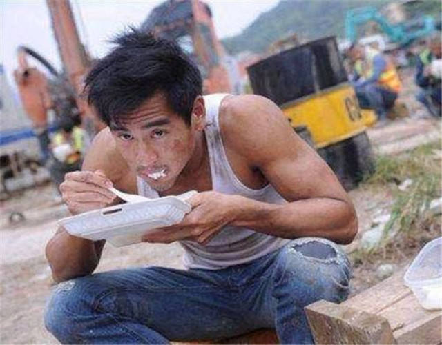 拼命三郎为拍戏学泰语身价上亿却蹲着吃饭今坐奔驰圈粉无数