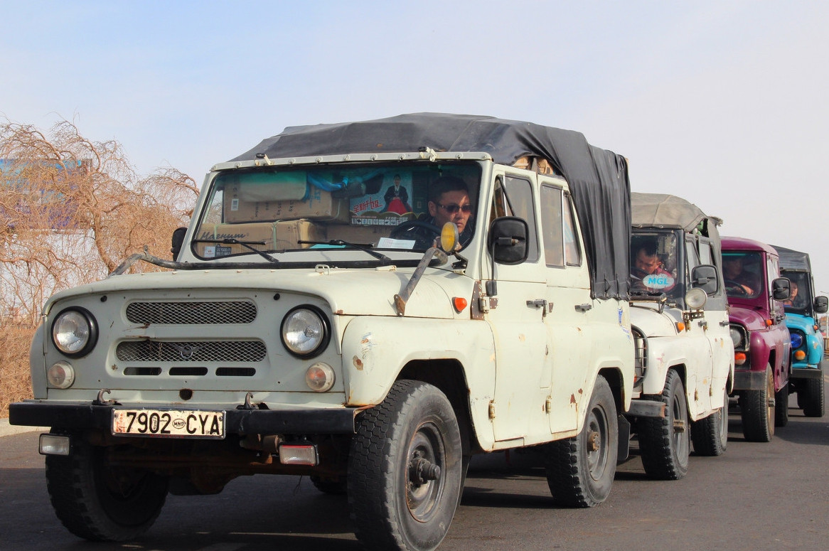 600多辆蒙古国小汽车到中国扫货女司机约占10