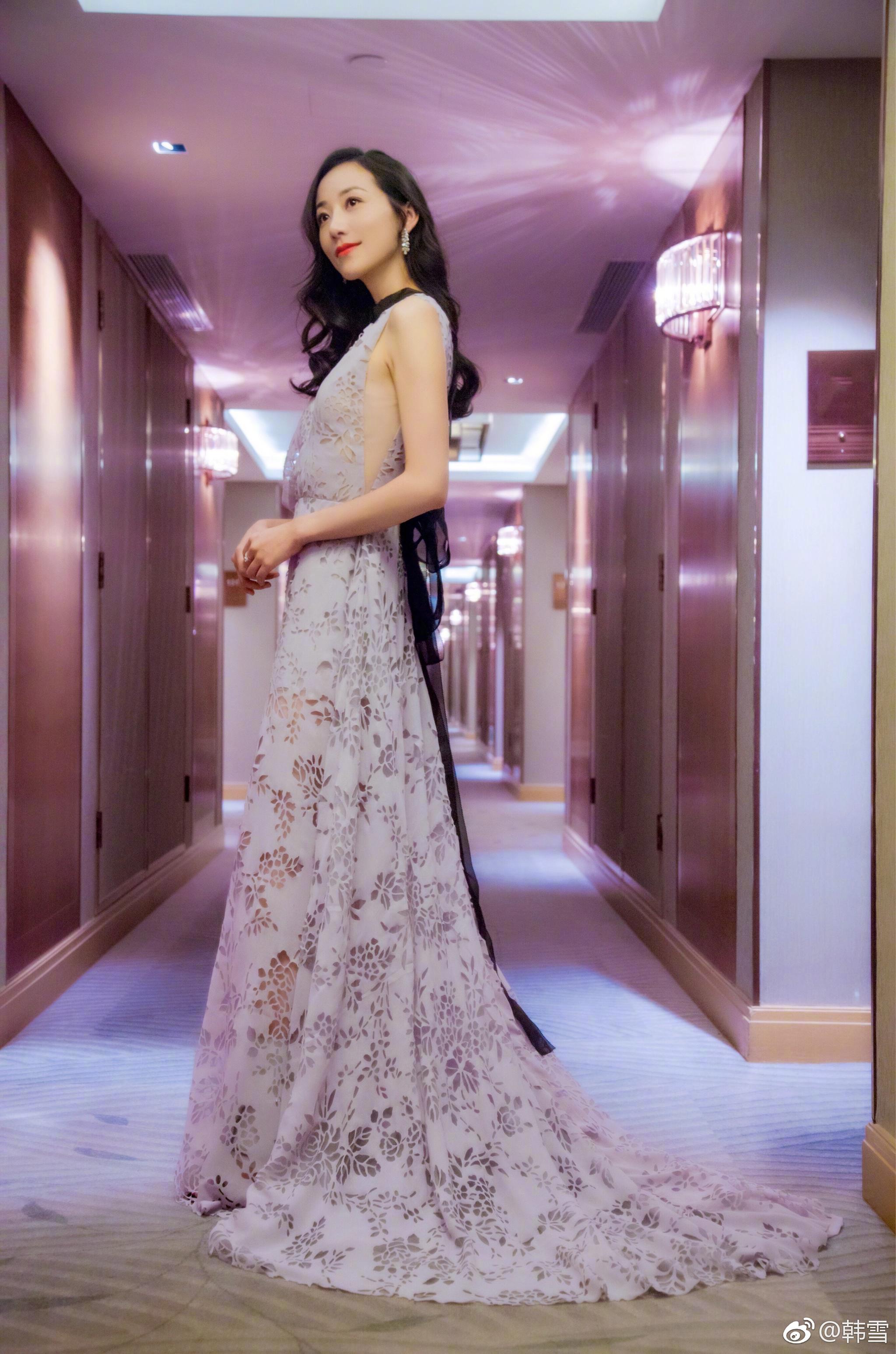 韩雪晒出一组自己的美照,照片中,她身穿白色深v透视拖尾长裙