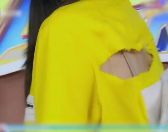 angelababy撕名牌,被邓家佳撕破衣服露美背,郑恺脱口而出四个字