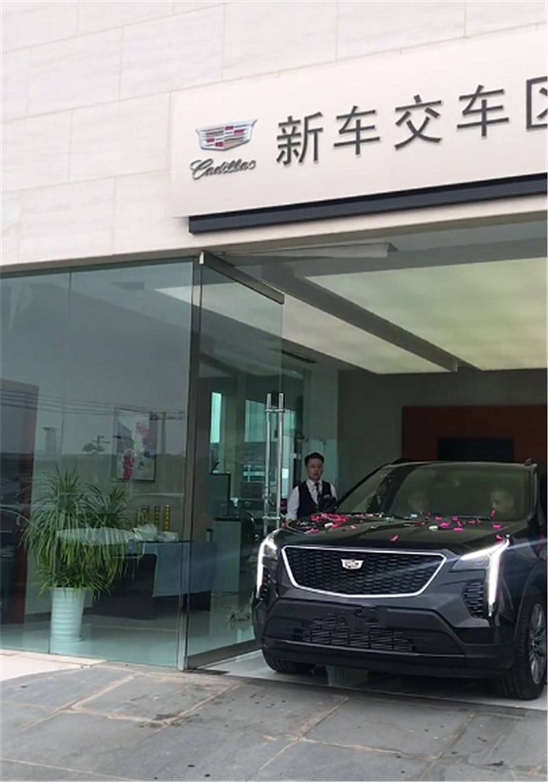 南充首辆凯迪拉克xt4交车,提车当天,4s店服务令车主满意!