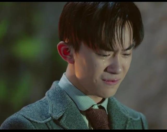 tfboys拍哭戏,千玺哭到嘴角抽搐,王源投入,而他被嘲用力过猛