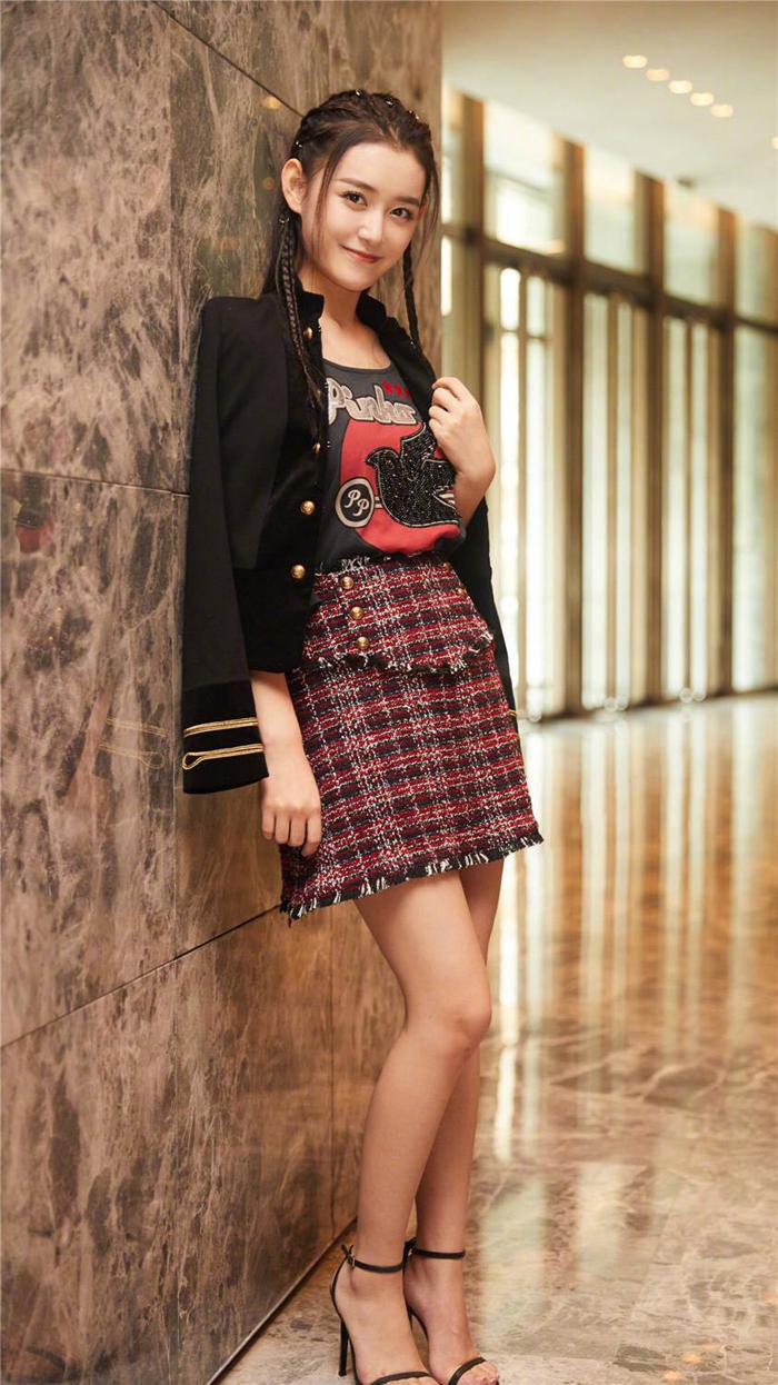 蒋依依出席活动梳脏辫穿短裙大长腿不输关晓彤了