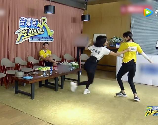 angelababy撕名牌,被邓家佳撕破衣服露美背,郑恺脱口而出四个字