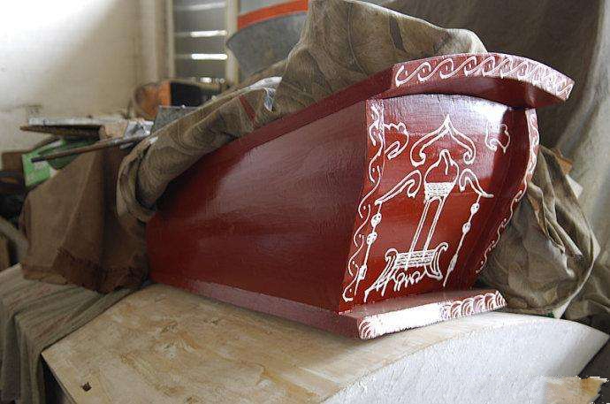 男子深山发现一口棺材, 打开瞬间跳了进去, 才知道捡回一条命